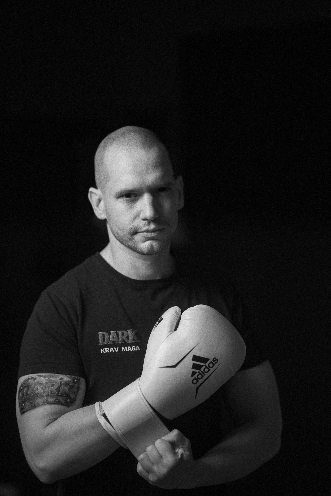 Paweł Mastalerz, instruktor Krav Maga DARK, w rękawicach bokserskich