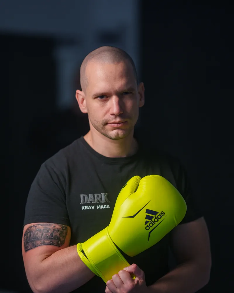 Paweł Mastalerz w stroju treningowym i rękawicach bokserskich